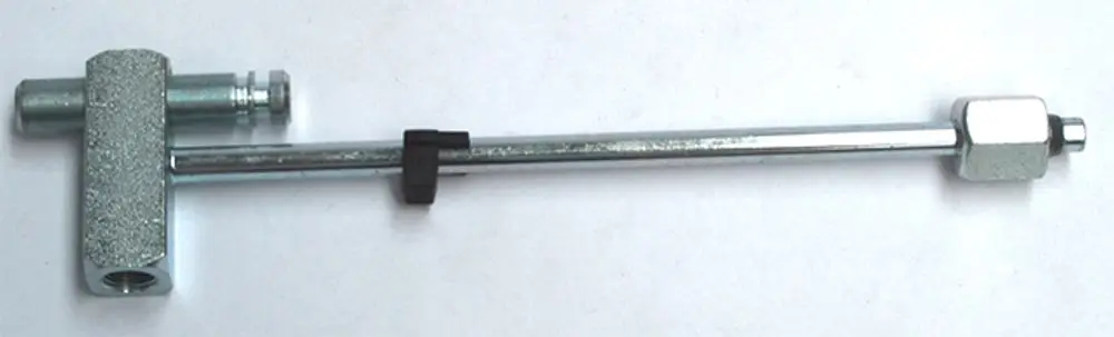 Düsenstockrohr aus Metall mit einer T-Form, geeignet für Heizsysteme. Das Produkt gehört zur Marke Daikin und hat mehrere Anschlüsse.
